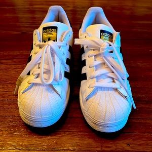 *Like new*  Women’s Adidas Superstar Sneakers size 6